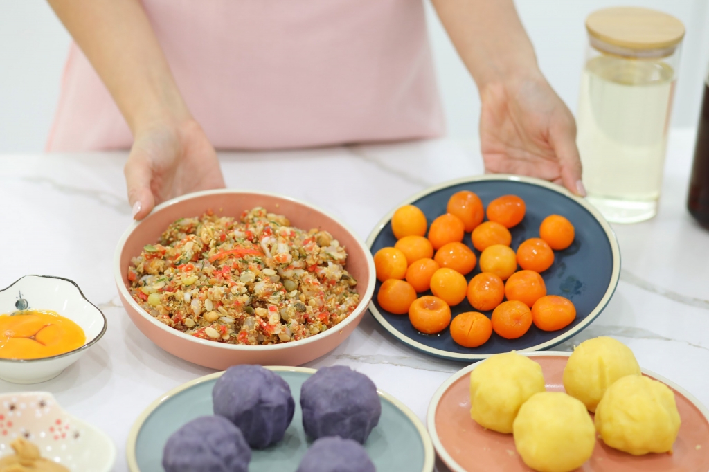 Hoa hậu Ngọc Hân làm bánh Trung thu tặng người thân
