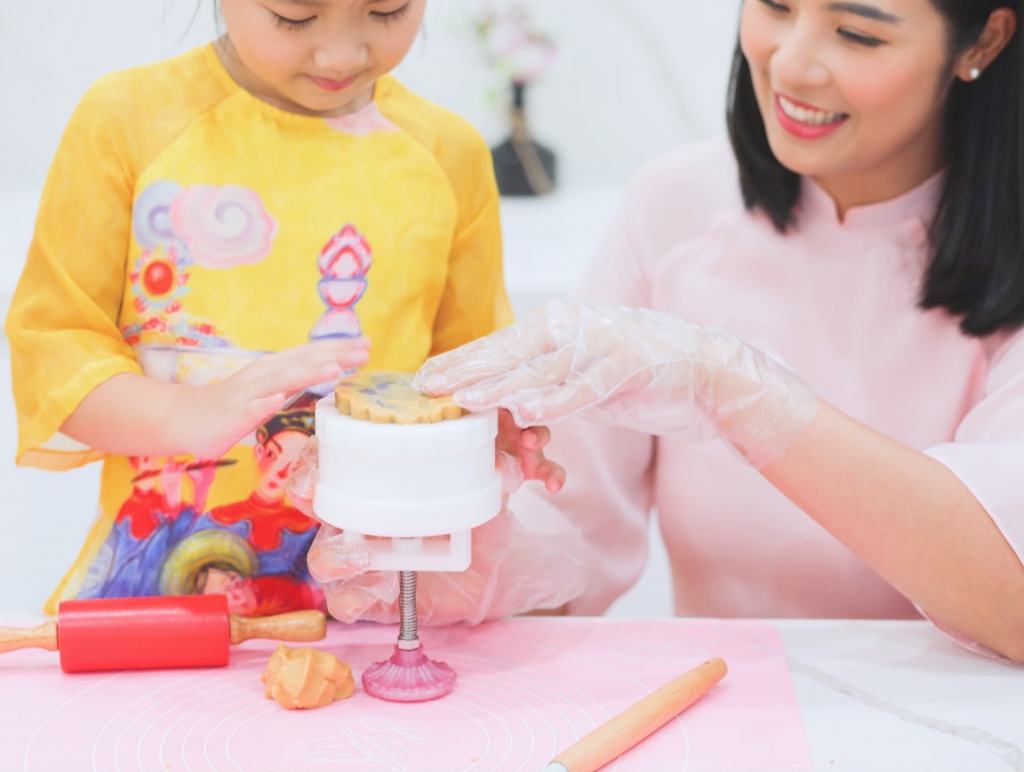 Hoa hậu Ngọc Hân cùng các em nhỏ làm bánh
