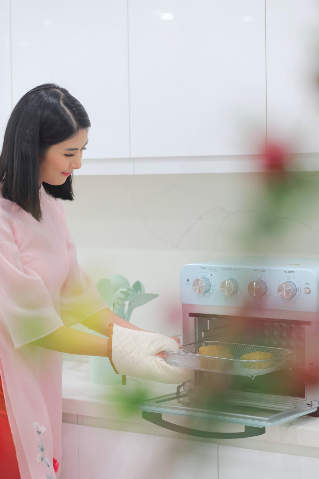 Hoa hậu Ngọc Hân làm bánh Trung thu tặng người thân