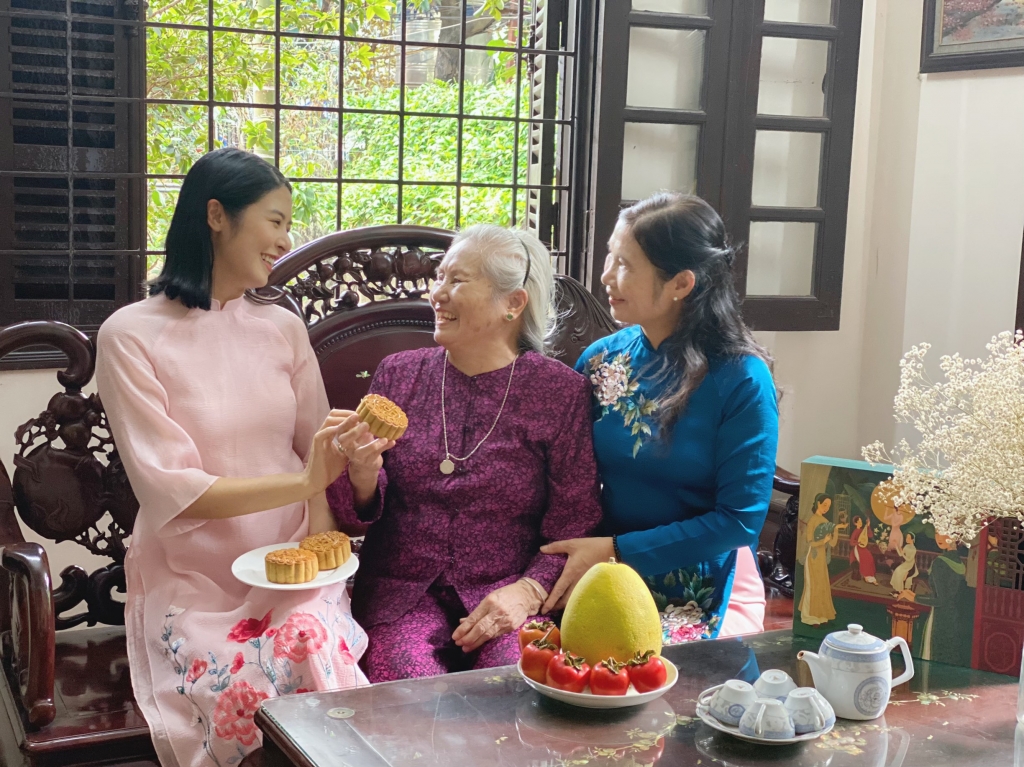 Hoa hậu Ngọc Hân làm bánh Trung thu tặng người thân