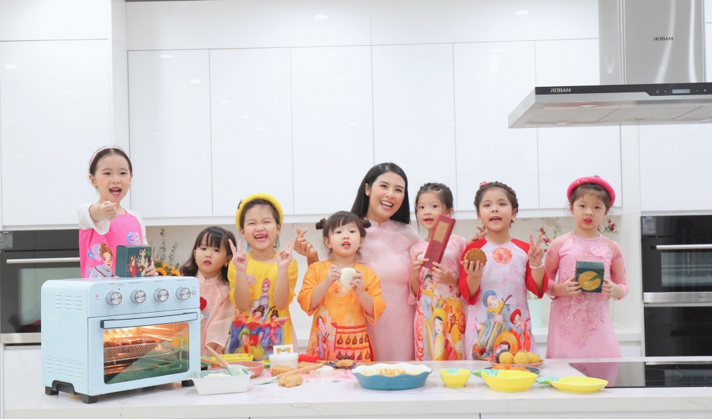 Hoa hậu Ngọc Hân làm bánh Trung thu tặng người thân