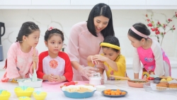 Hoa hậu Ngọc Hân làm bánh Trung thu tặng người thân