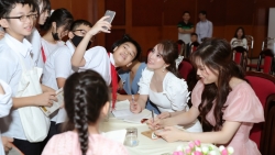 Diễn viên Quỳnh Nga, MC Quỳnh Chi, Hoa hậu áo dài Phí Thuỳ Linh cùng đam mê đọc sách