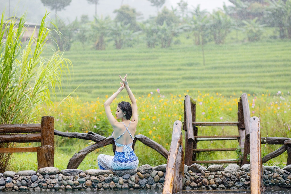 Hoa hậu Du lịch Châu Á Phạm Lan Anh mê đắm vẻ đẹp mùa thu Mù Cang Chải