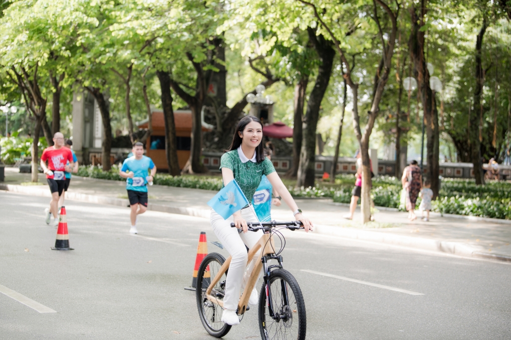 Ngọc Hân đạp xe quanh hồ Gươm quảng bá cho Thủ đô Hà Nội