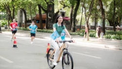 Ngọc Hân đạp xe quanh hồ Gươm quảng bá cho Thủ đô Hà Nội