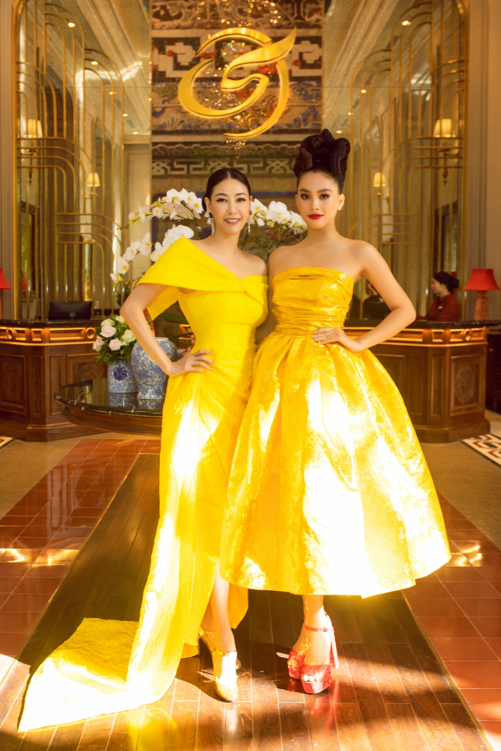 Hoa hậu Hà Kiều Anh và hoa hậu Trần Tiểu Vy khoe sắc trong không gian sảnh chính sang trọng, đẳng cấp của khách sạn Silk Path Grand Huế Hotel & Spa.