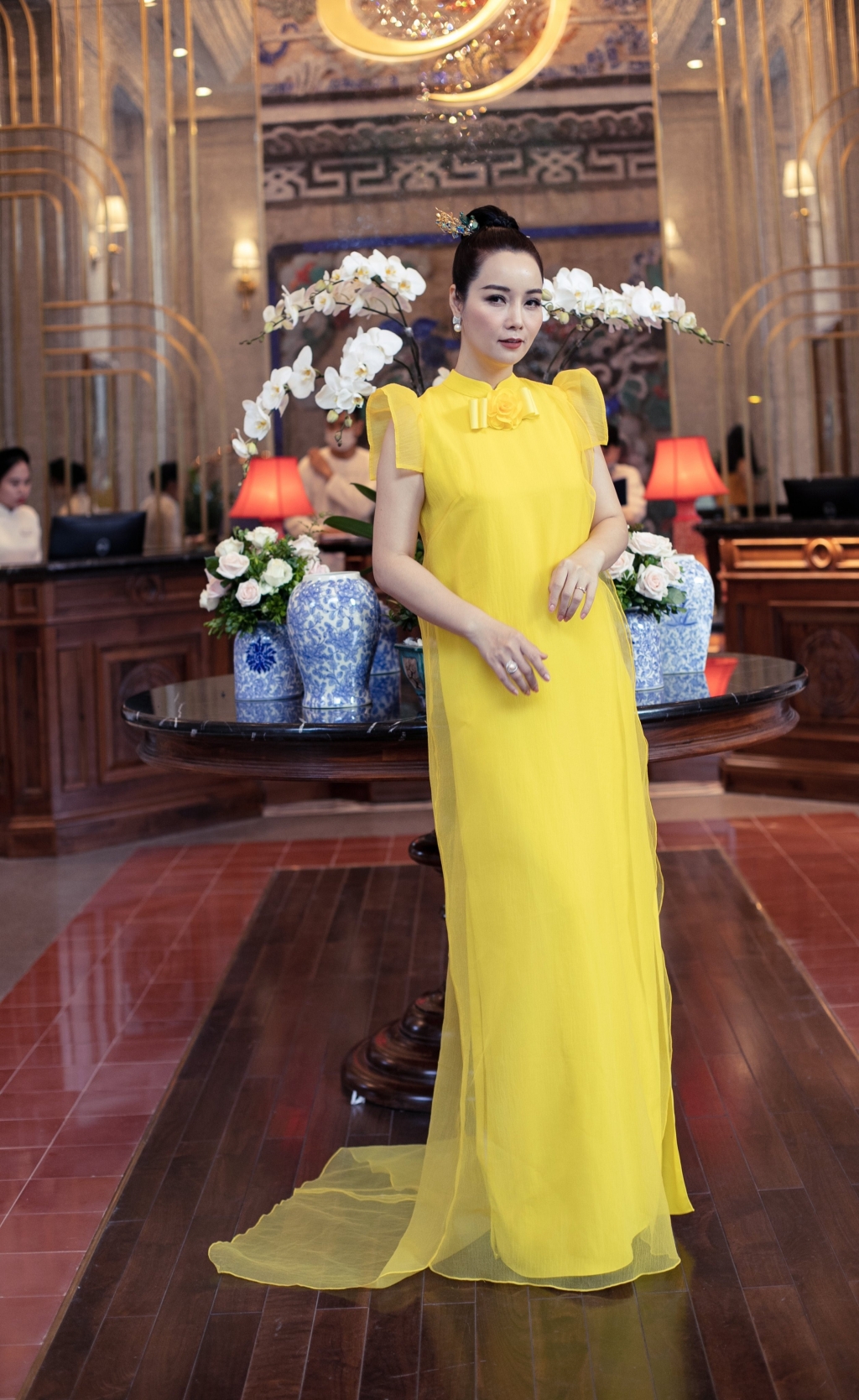 Diễn viên Mai Thu Huyền trong thiết kế áo dài cách điệu của NTK Vũ Ngọc & Son. 