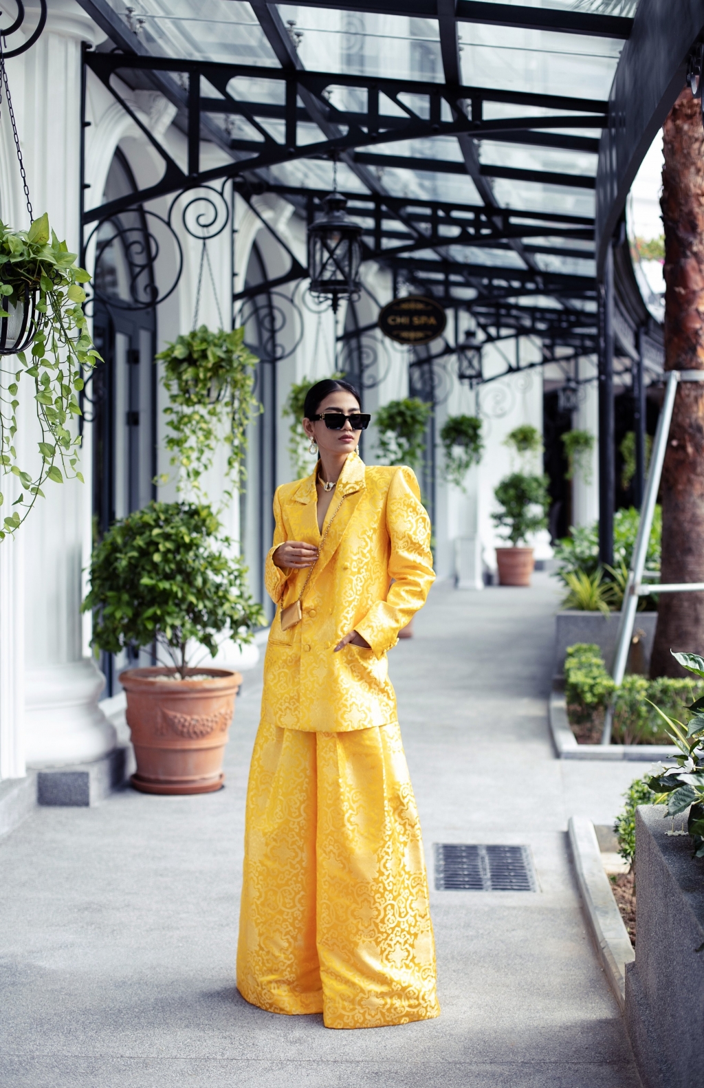 Người đẹp Trương Thị May “thả dáng” tại hành lang thơ mộng với lối kiến trúc Pháp cổ điển và sắc xanh yên bình. 
