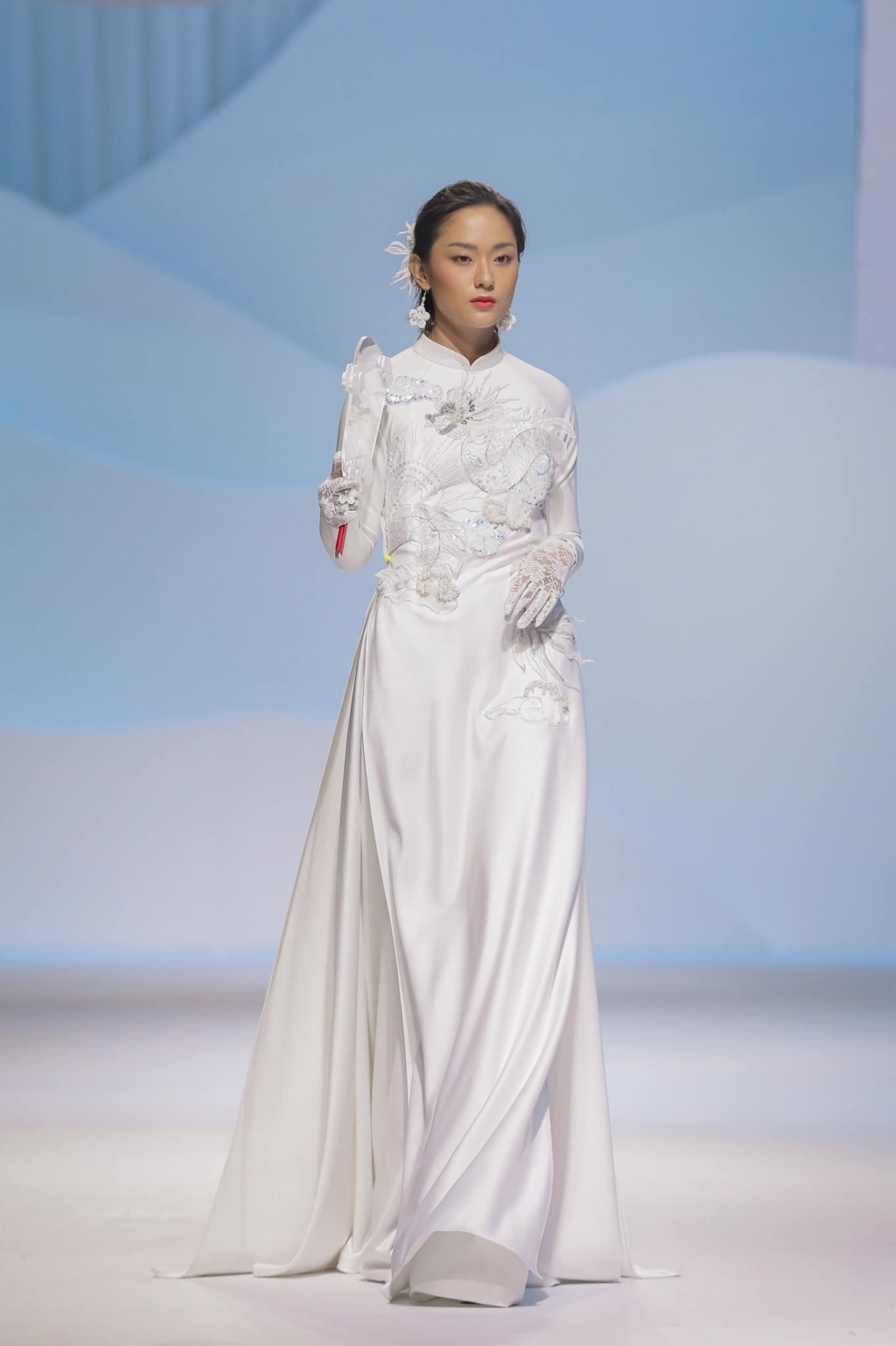 Thu Anh Hồ sải bước trên sàn catwalk