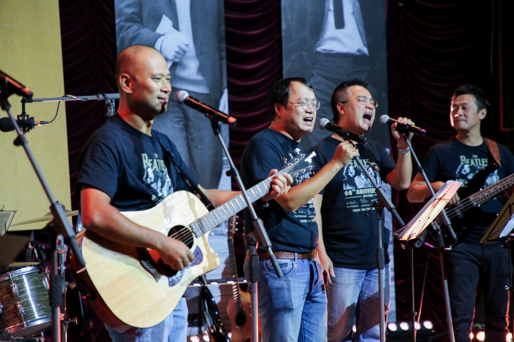 Vỡ òa cảm xúc trong buổi offline fan ban nhạc The Beatles tại Hà Nội