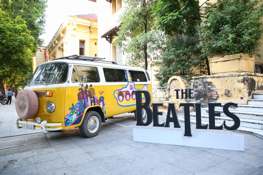 Vỡ òa cảm xúc trong buổi offline fan ban nhạc The Beatles tại Hà Nội
