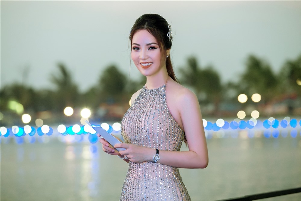 Tin tức giải trí mới nhất ngày 15/10: Khách mời đi thuyền đến dự đám cưới Thảo Trang