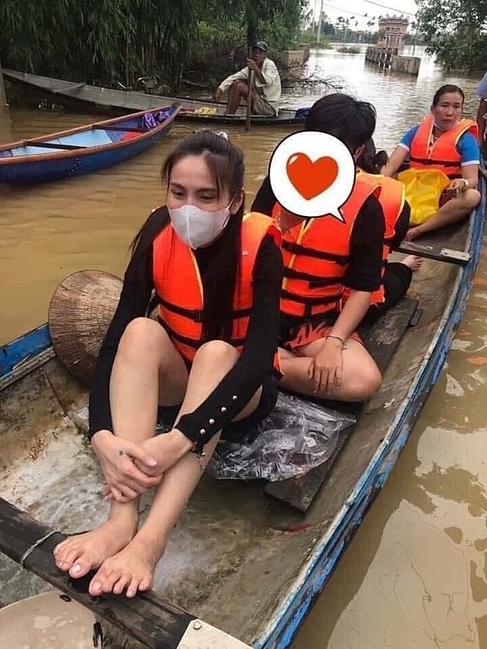 Cô vẫn tiếp tục đi thuyền đưa hàng cứu trợ đến cho bà con