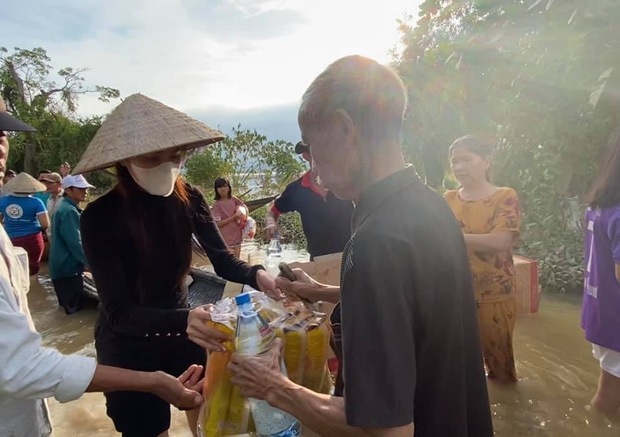 Ca sĩ Thủy Tiên không ngại xắn quần lội trong nước lũ để đến tận nơi cứu trợ bà con miền Trung