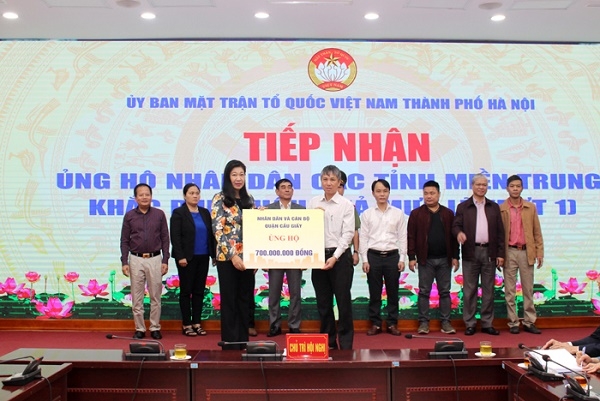 Chủ tịch Ủy ban MTTQ Việt Nam TP. Hà Nội Nguyễn Lan Hương tiếp nhận ủng hộ của các đơn vị trong ngày 20/10