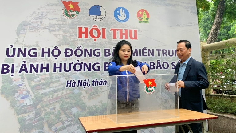 Thành ủy viên, Bí thư Thành đoàn Hà Nội Chu Hồng Minh và Phó Trưởng ban Dân vận Thành ủy Hà Nội Nguyễn Kim Hoàng ủng hộ đồng bào miền Trung