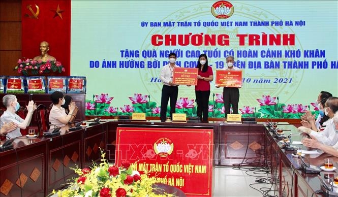 Chủ tịch Ủy ban Mặt trận Tổ quốc Việt Nam thành phố Hà Nội Nguyễn Lan Hương trao quà cho người cao tuổi. 