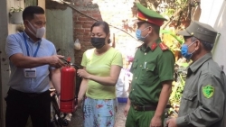 Phường Phúc Tân (quận Hoàn Kiếm) tặng bình chữa cháy cho nhiều hộ dân tại địa bàn
