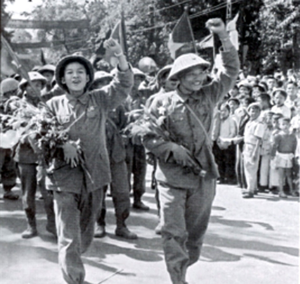 Hình ảnh những người lính trở về Giải phóng Thủ đô tay ôm bó hoa tươi thắm do người Hà Nội tặng