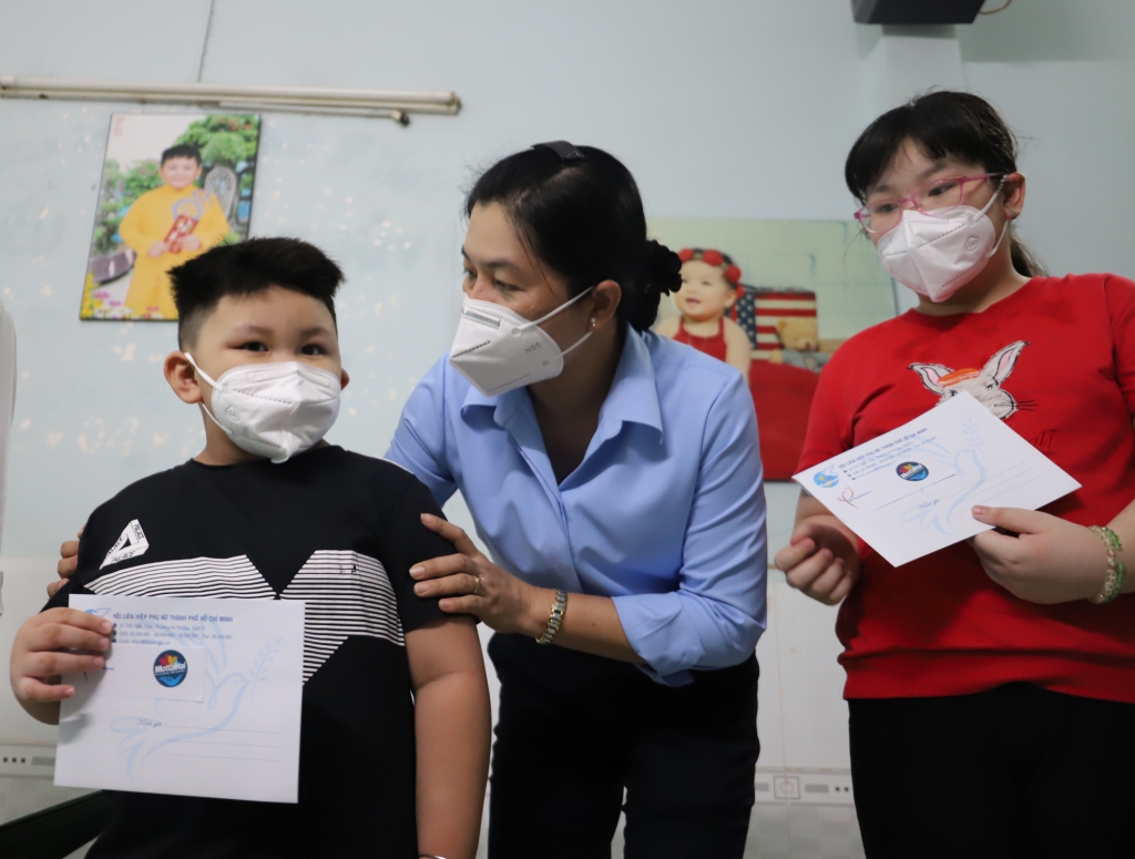 Quỹ Mottainai của báo Phụ nữ Việt Nam trao quà cho trẻ mồ côi vì Covid-19