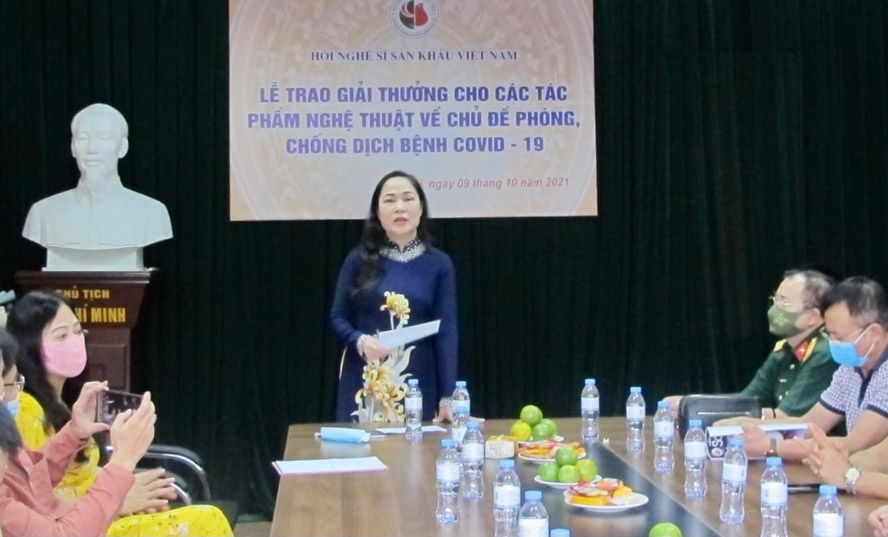 Nghệ sĩ nhân dân Trịnh Thúy Mùi, Chủ tịch Hội Nghệ sĩ sân khấu Việt Nam phát biểu tại lễ trao giải thưởng.