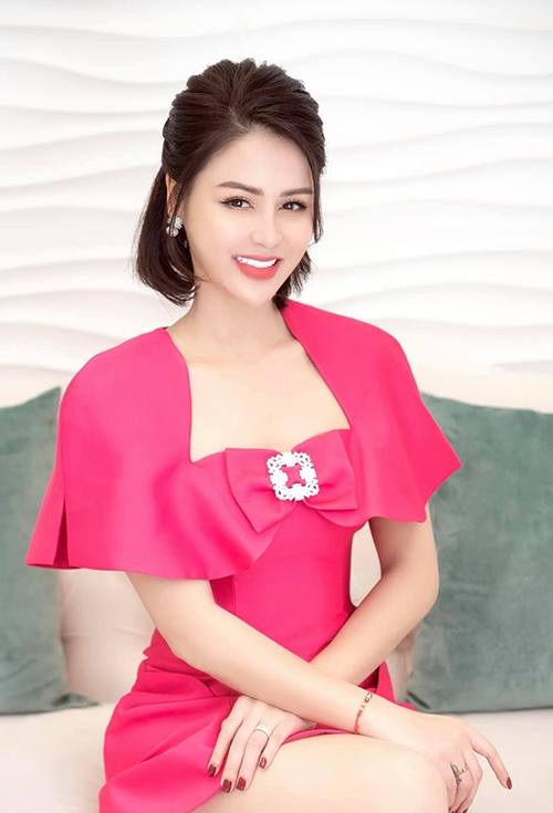 Vẻ đẹp trẻ trung của Lương Thu Trang ngoài đời