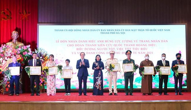 NSƯT Tấn Minh (ngoài cùng bên phải) nhận danh hiệu “Người tốt việc tốt” do UBND TP Hà Nội trao tặng