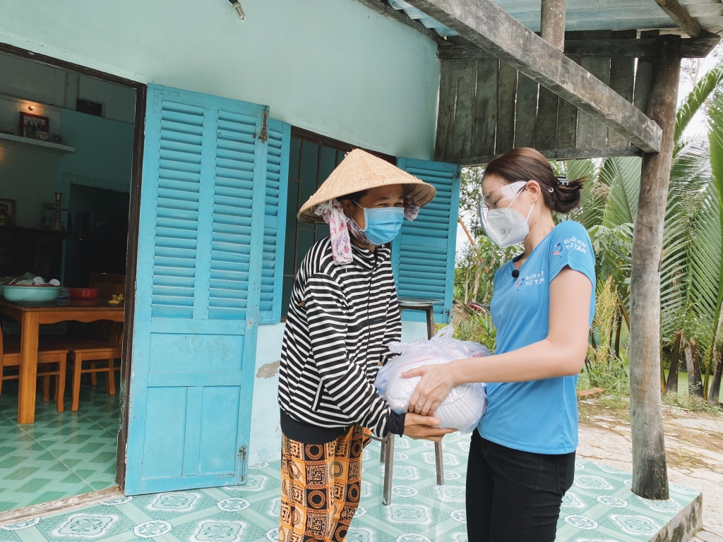 Hoa hậu Đỗ Hà trong chuyến cứu trợ lương thực cho người có hoàn cảnh khó khăn tại TP Hồ Chí Minh