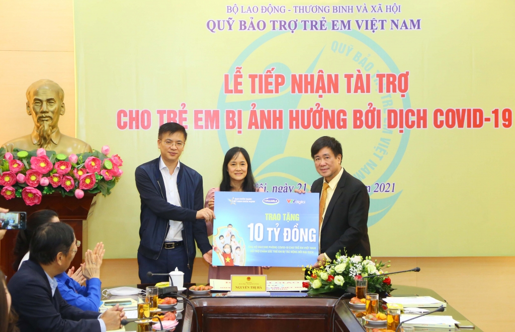 Ông Hoàng Văn Tiến - Giám đốc Quỹ Bảo trợ trẻ em Việt Nam (bên phải) tiếp nhận tài trợ của các đơn vị