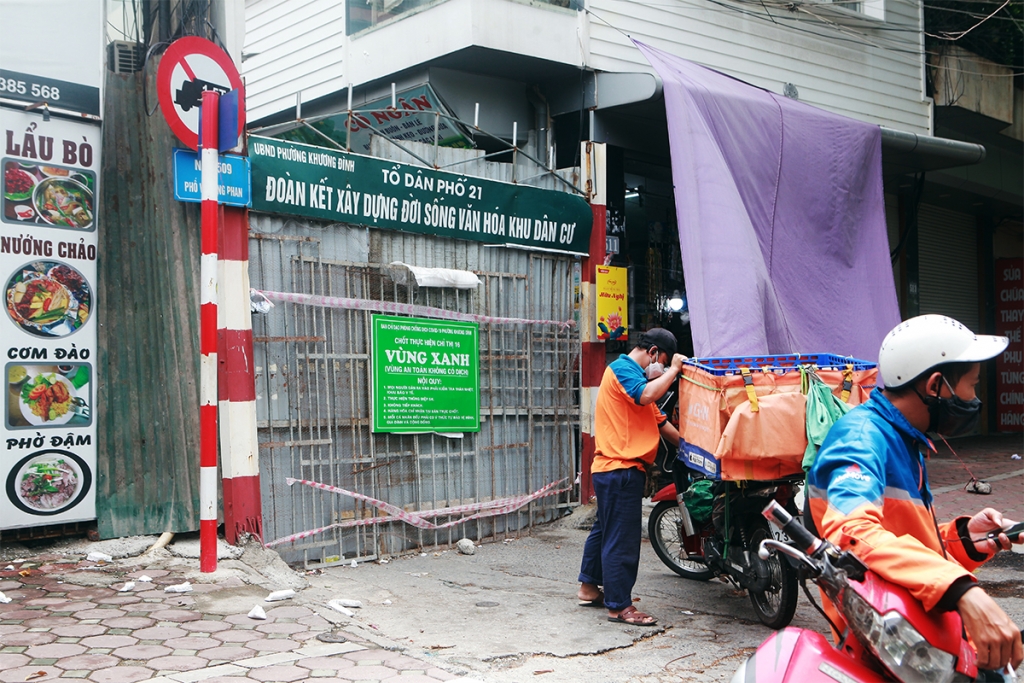 Các ngõ ngách bị bịt kín để chống dịch ở Hà Nội