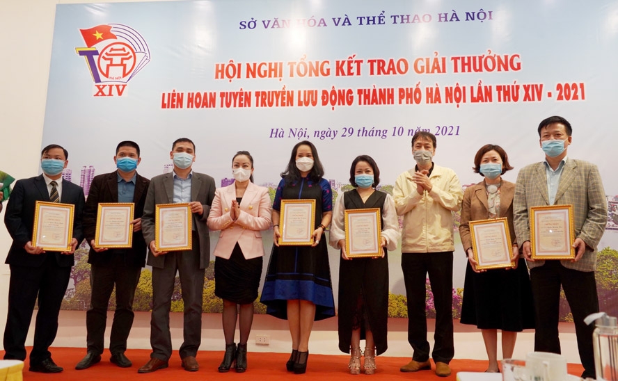 Đại diện lãnh đạo Sở Văn hóa và Thể thao Hà Nội trao giải cho các đơn vị xuất sắc nhất tại liên hoan. 