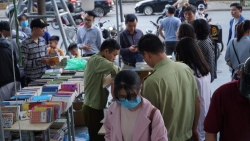 Lập biên bản thu giữ hàng loạt sách giả của First News - Trí Việt