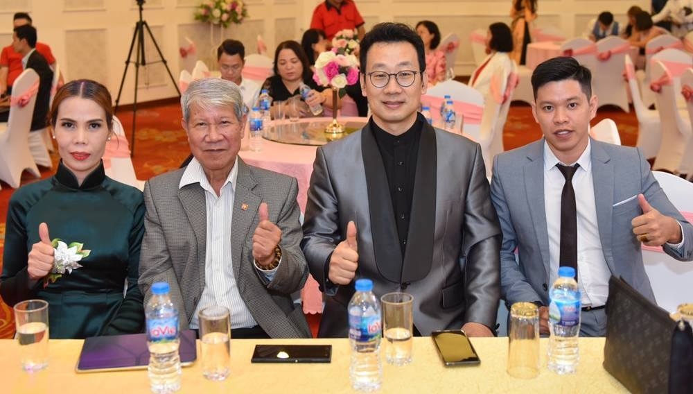 Chánh Văn phòng Hiệp hội làng nghề Việt Nam Nguyễn Hòa Bình (thứ hai từ trái sang) cùng ban lãnh đạo Dự án Richwork VkenafChain Việt Nam