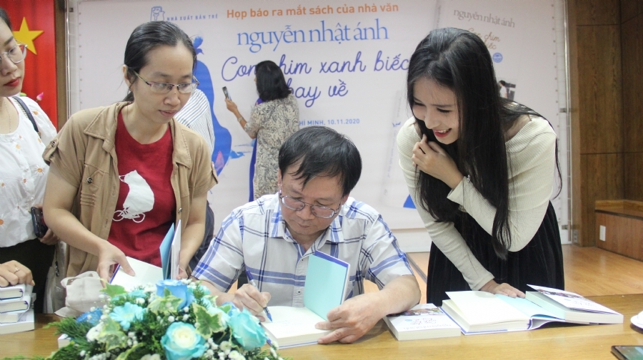 Nhà văn Nguyễn Nhật Ánh kí tặng độc giả trong buổi ra mắt cuốn sách tại TP Hồ Chí Minh