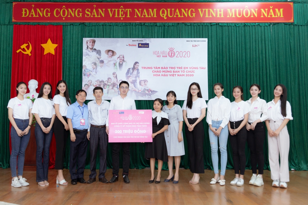 Tiểu Vy, Phương Nga, Thuý An cùng thí sinh Hoa Hậu Việt Nam 2020 