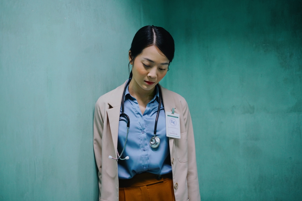 Nữ diễn viên trẻ Karen Nguyễn trong phim “Người cần quên phải nhớ”