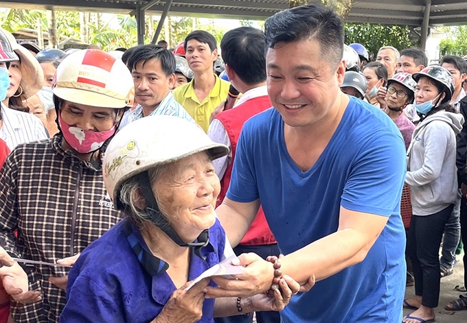 Lý Hùng hỗ trợ người dân huyện Nam Đông, Huế sau các đợt bão. Ảnh: Lý Hương.