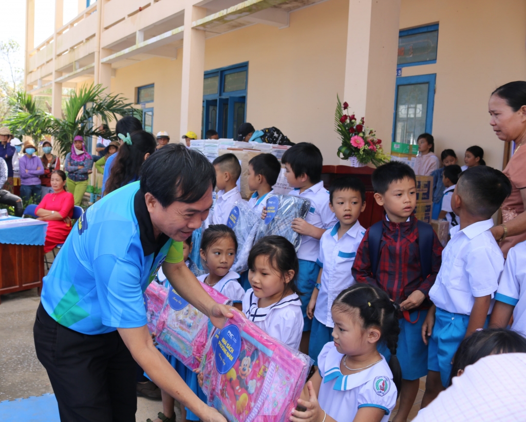 Công ty CP Văn hóa Phương Nam tặng quà cho các trường miền Trung trị giá 1 tỉ đồng