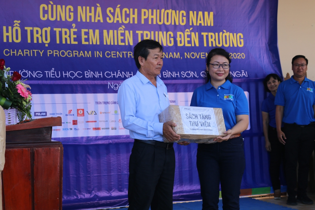 Đại diện Công ty CP Văn hóa Phương Nam tặng quà cho các trường miền Trung