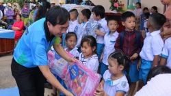 Công ty CP Văn hóa Phương Nam tặng quà cho các trường miền Trung trị giá 1 tỉ đồng