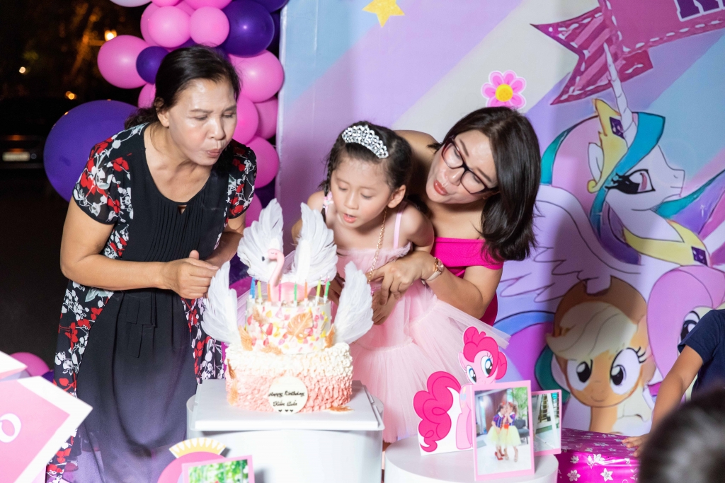 Trang Trần buồn vì sinh nhật con gái thiếu vắng chồng, em ruột