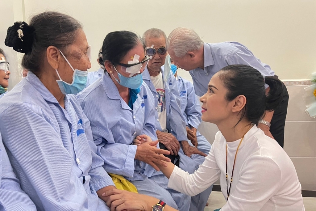Việt Trinh hỏi thăm những bệnh nhân lớn tuổi