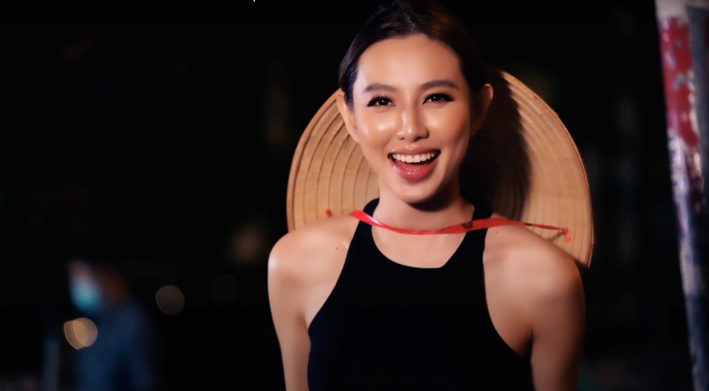 Thùy Tiên giới thiệu món bánh tráng trộn đến BTC Miss Grand International