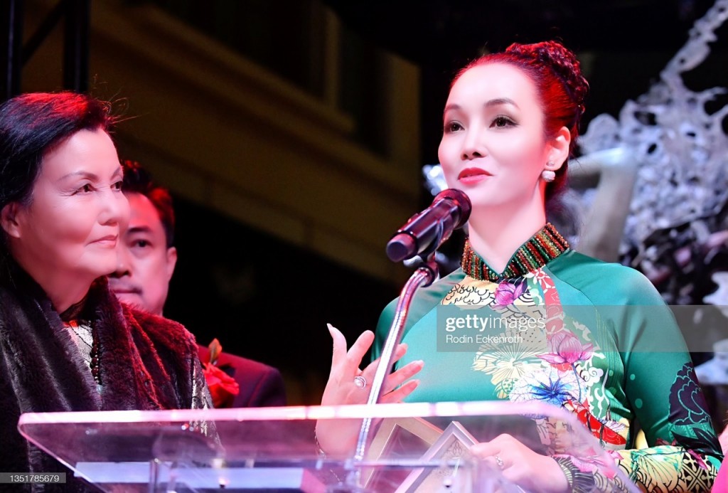 Mai Thu Huyền phát biểu tại lễ trao giải Asian World Film Festival.