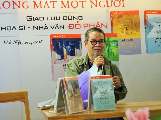 Họa sĩ, nhà văn Đỗ Phấn trong một buổi ra mắt sách về Hà Nội của ông