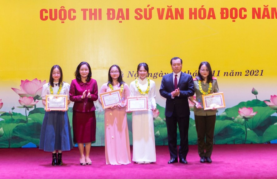 Các thí sinh nhận giải thưởng cuộc thi Đại sứ văn hóa đọc 2021