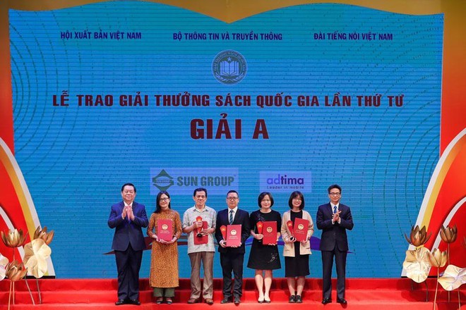 Trưởng Ban Tuyên giáo Trung ương Nguyễn Trọng Nghĩa và Phó thủ tướng Vũ Đức Đam trao 2 giải A cho các tác giả đoạt giải. Ảnh: Quang Vinh