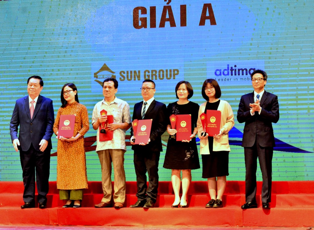 Đại diện NXB Kim Đồng cùng các tác giảvị nhận giải A- Giải thưởng Sách quốc gia 2021