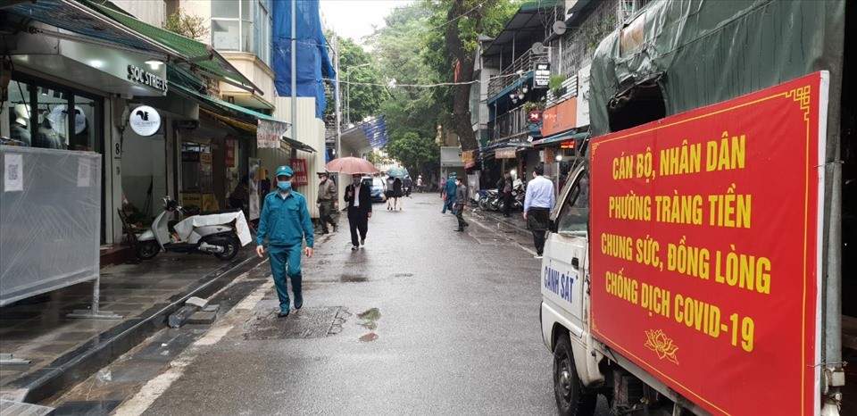 Lực lượng chức năng phường Tràng Tiền tuyên truyền các cơ sở kinh doanh trên địa bàn chấp hành các quy định về trật tự đô thị, vệ sinh môi trường và phòng chống dịch bệnh